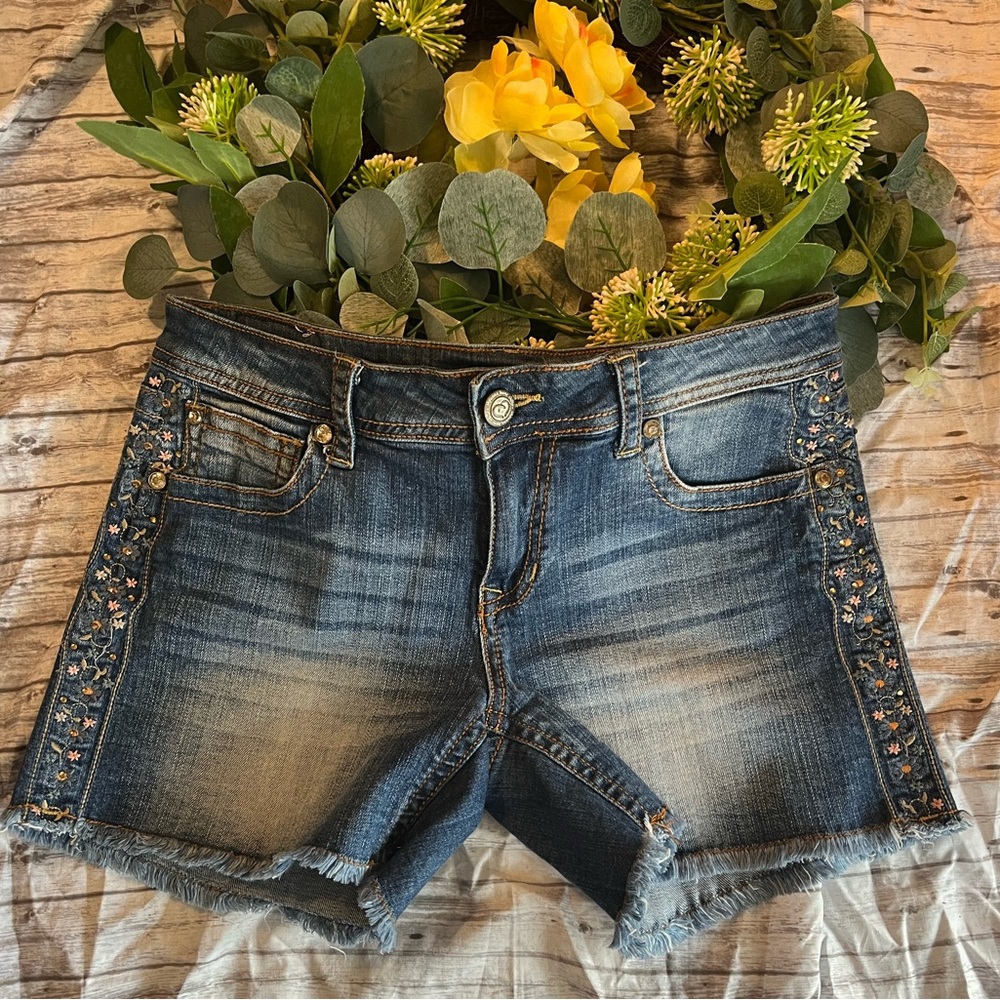 🩳Shyanne Women’s Blue Jean Shorts with Rhinestones Size 30
